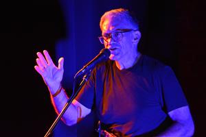 Americký literát a hudebník Frank Menchacy při vystoupení v kopřivnické Galerii Galaxie, kde společně se spoluhráčem Anarem Badalovem představili hudební projekt Hourloupe. Kromě nich na koncertním večírku vystoupilo duo Arananar a Rádio Necho. FOTO: DAVI