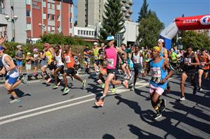 V centru Kopřivnice se na trať 22,3 km dlouhého závodu Běhu rodným krajem Emila Zátopka vydalo 235 jednotlivců a k tomu 26 štafet.  FOTO: DAVID MACHÁČEK