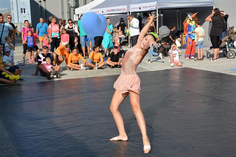 Součástí Dne rodiny pořádaného u muzea nákladních automobilů bylo i vystoupení členek TK Gradus.  FOTO: DAVID MACHÁČEK
