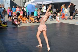 Součástí Dne rodiny pořádaného u muzea nákladních automobilů bylo i vystoupení členek TK Gradus.  FOTO: DAVID MACHÁČEK