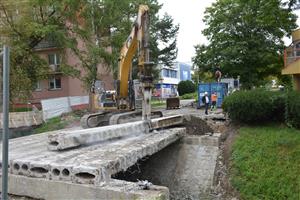 Po rozhodnutí o změně technologie, která bude využita při rekonstrukci mostu na ulici Kpt. Jaroše, začala demolice původních, nevyhovujících konstrukcí mostu. FOTO: DAVID MACHÁČEK