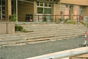 Zchátralé schodiště do budovy kulturního domu se letos dočká jen částečné, provizorní opravy. V příštím roce by pak mělo projít kompletní přestavbou. FOTO: DAVID MACHÁČEK