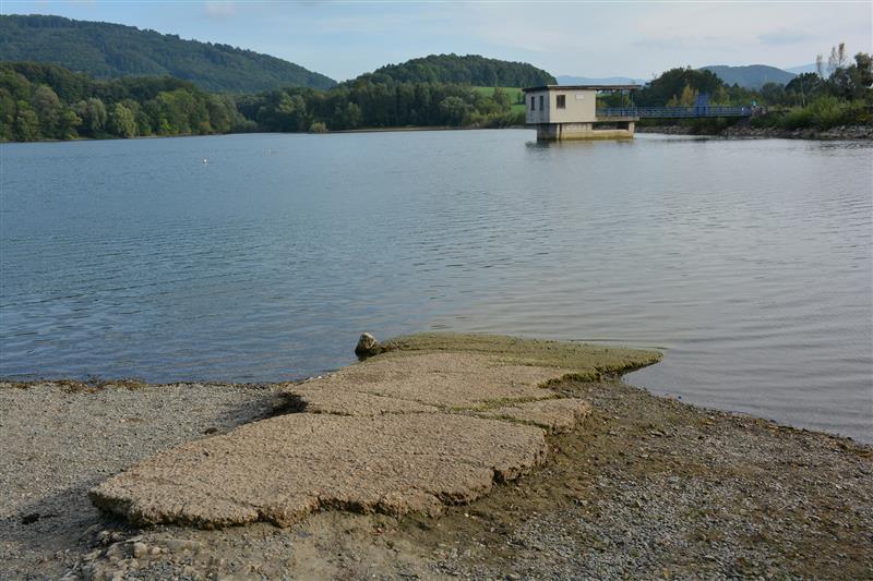 Torzo asfaltové vozovky, která na Větřkovické přehradě vznikla už v době její stavby a nyní se chystá její oprava. Což bylo i důvodem snížení hladiny vody. FOTO: DAVID MACHÁČEK