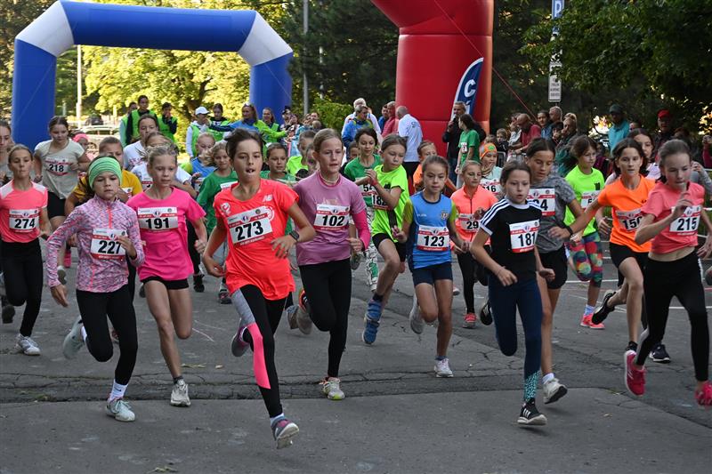 Sobotní dopoledne patřilo dětským běhům u městského úřadu. V sedmi kategoriích bojovali malí běžci a běžkyně na tratích od 75 do 840 metrů. FOTO: MAREK HAVRAN