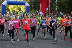 Sobotní dopoledne patřilo dětským běhům u městského úřadu. V sedmi kategoriích bojovali malí běžci a běžkyně na tratích od 75 do 840 metrů. FOTO: MAREK HAVRAN