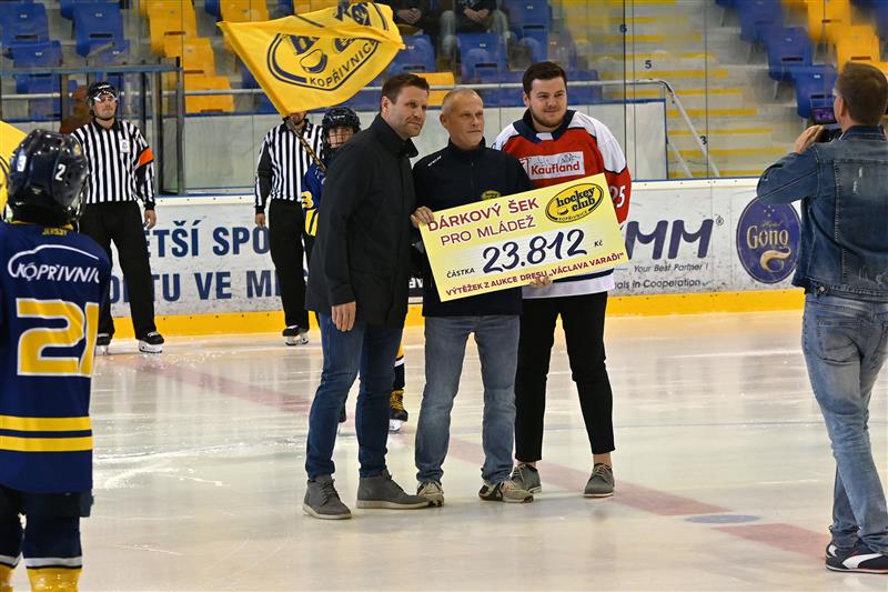 Sobotnímu prvnímu utkání nové druholigové sezony mezi Kopřivnicí a Vyškovem (5:8) předcházel slavnostní moment – předání výtěžku z dražby dresu kopřivnického odchovance Václava Varadi (na snímku vlevo) z únorové exhibice Winter Hockey Games. Víc než 23 ti