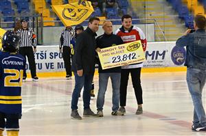 Sobotnímu prvnímu utkání nové druholigové sezony mezi Kopřivnicí a Vyškovem (5:8) předcházel slavnostní moment – předání výtěžku z dražby dresu kopřivnického odchovance Václava Varadi (na snímku vlevo) z únorové exhibice Winter Hockey Games. Víc než 23 ti