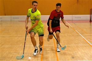 Florbalisté Kopřivnice s Vítkovicemi zanechali dobrý dojem. Na snímku z utkání domácí Lukáš Michna (vpravo) v souboji s kapitánem Vítkovic Michalem Pažákem. FOTO: MAREK HAVRAN