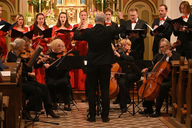 Předpouťový koncert barokní hudby v kostele sv. Václava v Lubině byl zároveň oslavou 120. výročí založení tamní farnosti. Hlavním bodem programu bylo Vivaldiho Gloria in excelsis Deo v podání Komorního orchestru Kopřivnice a sboru Musica Priborensis. FOTO