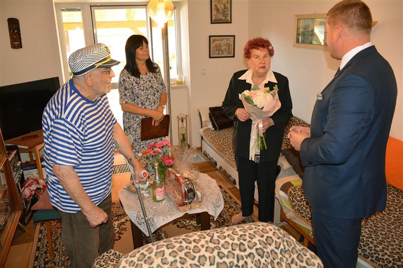 Manželé Kahánkovi se gratulace k šedesáti letům manželství z úst starosty města Adama Hanuse dočkali právě v den, kdy si před lety řekli své ano. FOTO: DAVID MACHÁČEK