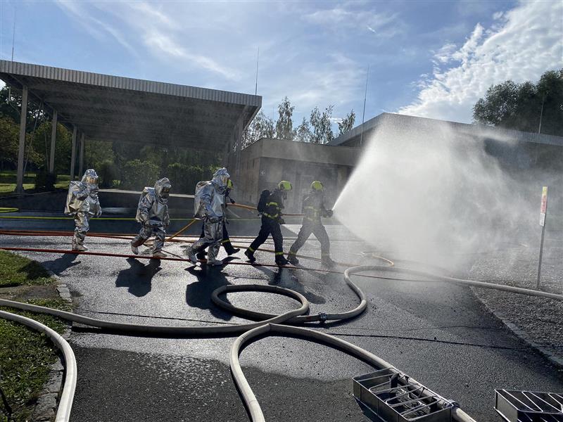 V areálu zásobníku plynu ve Štramberku probíhalo rozsáhlé cvičení všech jednotek Integrovaného záchranného systému. Otestováno bylo i varování obyvatelstva SMS zprávou. FOTO: HZS MSK