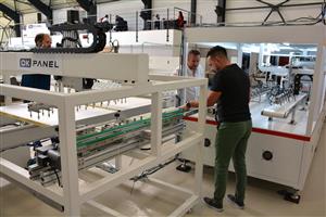 Aktuálně probíhá seřizování všech linek a zkušební výroba. První hotové fotovoltaické panely zdejší výrobní halu opustí během října. FOTO: DAVID MACHÁČEK