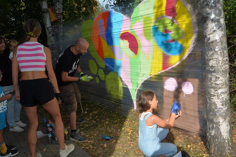 V rámci Kamarádského festiválku si zájemci mohli vyzkoušet graffiti pod vedením zkušeného lektora ze spolku Panto graff. FOTO: D. HOĎÁKOVÁ