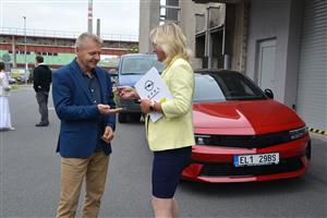 Kopřivnické středisko sociálních služeb využívá pro své terénní pečovatelské služby nový plug-in hybrid automobil. FOTO: DANA HOĎÁKOVÁ