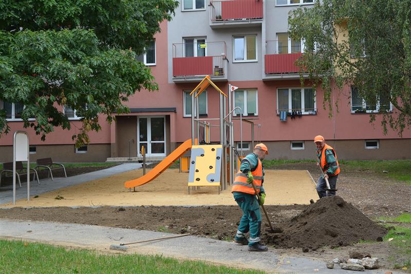 Před týdnem bylo dáno do užívání nové hřiště, o jehož vznik se postarali obyvatelé vnitrobloku tím, že podali návrh do Koprojektů, který uspěl v následném hlasování. FOTO: DANA HOĎÁKOVÁ