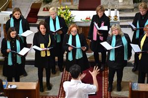 Kopřivnický ženský sbor Cantus Venuste při zahajovacím koncertu letošní jarní sezony. I tu podzimní soubor zahájí v Závišicích, ovšem ne na půdě kostela, ale v sále U Kremlů. FOTO: DAVID MACHÁČEK
