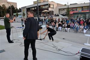 projekce Brutální Kopřivnice. K vidění byly snímky vybraných kopřivnických staveb s komentářem architektů. Akce byla uspořádána v rámci celostátních Dnů architektury. FOTO: DAVID MACHÁČEK