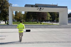 Mimo jiné za pomoci dronu a použití letecké fotogrammetrie byly minulý pátek s vysokou přesností měřeny spády betonových ploch v okolí Lašské brány v centru města. Revitalizace by se ale už měla chýlit ke konci. FOTO: DAVID MACHÁČEK