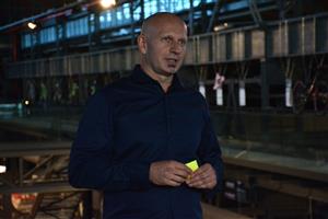 Petr Hrnčárek, autor realistických kreseb, které budou až do konce roku vystaveny v muzeu nákladních automobilů, na vernisáži výstavy Tatrovky a muzeum tužkou. FOTO: DAVID MACHÁČEK