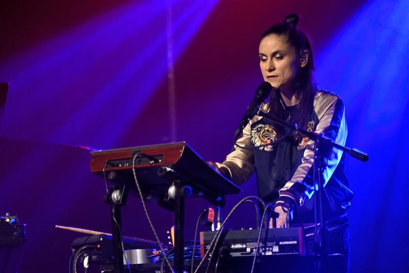 Zpěvačka Lenka Dusilová při svém vystoupení na letošním ročníku Aerovka Jazz Fest v Katolickém domě. Festivalové publikum zažilo její vystoupení společně s producentem Aid Kidem. FOTO: DAVID MACHÁČEK