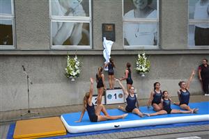 Odhalení pamětní desky Zdence Veřmiřovské proběhlo symbolicky v rámci připravené gymnastické sestavy. FOTO: DAVID MACHÁČEK
