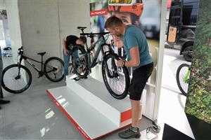 Pracovníci kopřivnické společnosti BikeFun International při instalaci kol z aktuálního výrobního programu do proskleného pavilonu v centru Kopřivnice. FOTO: DAVID MACHÁČEK