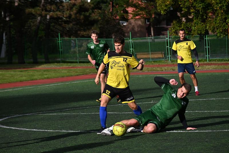 Fotbalisté 1.FC Bari (světlejší dresy) zvládli poslední hrací den výborně. V tomto utkání porazili FC ŠPUNTY 97 v poměru 4:1. FOTO: MAREK HAVRAN