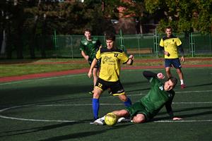Fotbalisté 1.FC Bari (světlejší dresy) zvládli poslední hrací den výborně. V tomto utkání porazili FC ŠPUNTY 97 v poměru 4:1. FOTO: MAREK HAVRAN