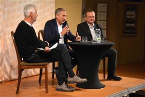 Ivo Vondrák a Radko Kubičko se v rámci 25. ročníku Pressování bavili především o hranicích loajality a osobní integritě. FOTO: DAVID MACHÁČEK