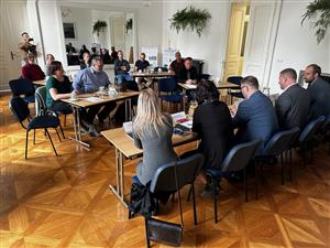 Několik kopřivnických drobných podnikatelů využilo 17. října pozvání na kafe do Ringhofferovy vily. Hostitelé z vedení radnice odpovídali například na dotazy k dostavbě centra nebo k plánům na další investiční projekty města. FOTO: LUCIE MACHÁČKOVÁ