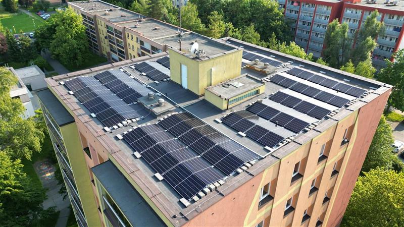 Na střeše bytového domu č. p. 1186 na ulici Francouzské je v provozu fotovoltaická elektrárna o výkonu 38 kWh. FOTO: BD FRANCOUZSKÁ 1186