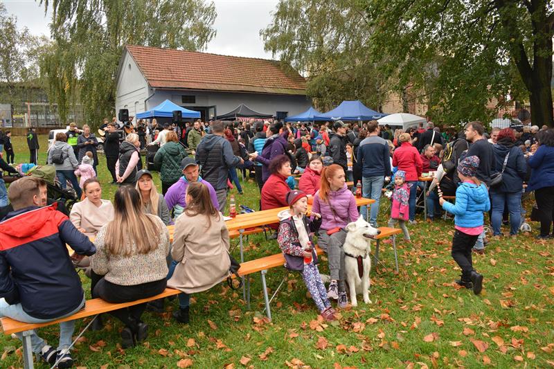 Stovky lidí se v neděli sešly na podzimní verzi akce Restaurant Day. Přibylo jednodenních restauratérů. Na podporu Galerie Galaxie  se vybrala částka přesahující 16 tisíc korun.   FOTO: DAVID MACHÁČEK