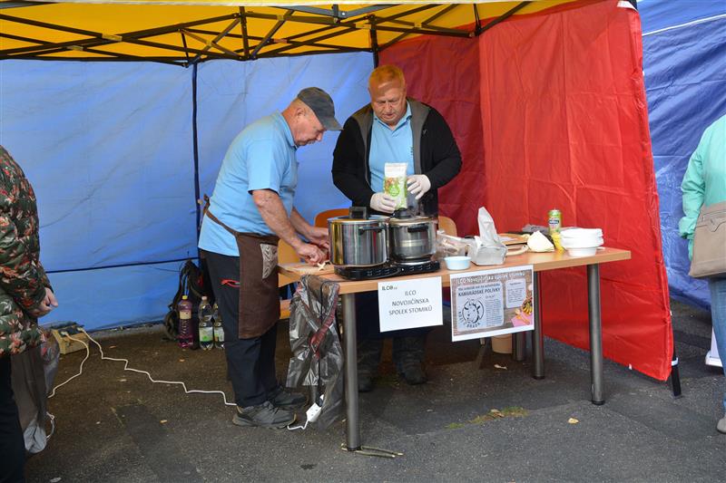 Ve druhém ročníku Kamarádské polévky zvítězil tým s názvem ILCO. Jeho polévka kozí brada chutnala návštěvníkům nejvíc. FOTO: DANA HOĎÁKOVÁ