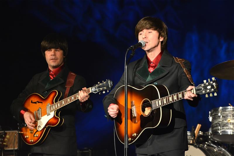 Slovenská revivalová kapela The Backwards zahajovala svůj kopřivnický koncert v kostýmech a s repertoárem, se kterým legendární Beatles odehráli v roce 1966 své poslední turné. Následně se publikum v kulturním domě dočkalo řady písní z celého fungování le