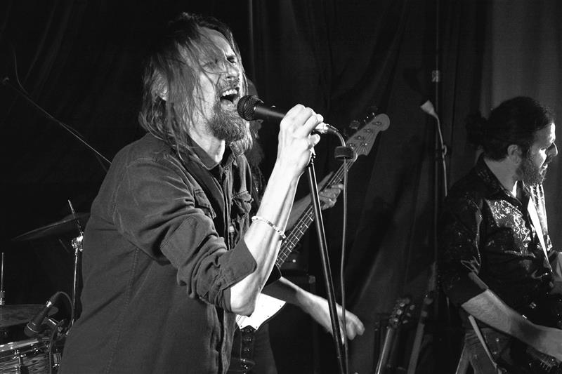 Koncertním večírkem v místním Katolickém domě se v pátek 20. října uzavřela aktuální sezona koncertů v režii Živé mandaly. Po vystoupení kapel Chorobopop a především strhující show Povodí Ohře (na snímku zpěvák Jiří Sochor) si místní příznivci alternativn