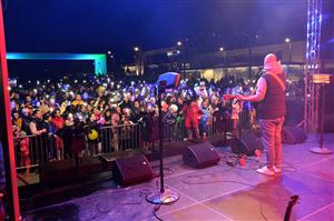 Koncertem populárního písničkáře Pokáče vyvrcholilo minulý pátek slavnostní otevření zrekonstruovaného centra města. To si i přes nepřízeň počasí nenechalo ujít mnoho lidí. FOTO: DAVID MACHÁČEK