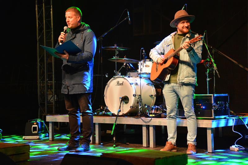 Hudební program k otevření centra města měl i nečekaného hosta. Písničku složenou k této příležitosti společně s Voxelem zazpíval starosta Adam Hanus. FOTO: DAVID MACHÁČEK