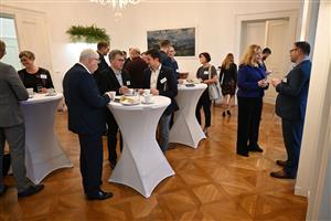 Kromě připravených prezentací si zástupci firem na snídani s vedením města vychutnali i neformální diskuzi. FOTO: DAVID MACHÁČEK