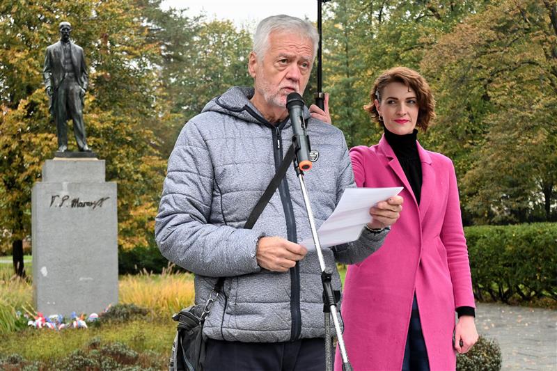 U příležitosti oslavy státního svátku vzniku republiky promluvil před pomníkem T. G. M. člen zdejšího Masarykova demokratického hnutí Lubomír Sazovský. Tradičního vzpomínkového setkání se na náměstí účastnilo několik desítek lidí. FOTO: DAVID MACHÁČEK