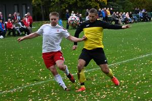 Fotbalisté Vlčovic v posledním domácím utkání podzimu bojovali, ale Stachovicím těsně podlehli. Na snímku v souboji s jedním z hráčů Stachovic je domácí Jiří Jalůvka (vpravo).  FOTO: M. HAVRAN