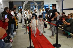 Už třetím rokem zpestřuje přestávku v programu přehlídky Motýlek módní přehlídka připravená pedagogy a žáky pořádající Mateřské a základní školy Motýlek.  FOTO: DAVID MACHÁČEK