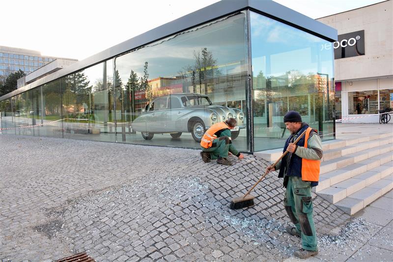 Pracovníci Slumeka při odklízení zbytků roztříštěné skleněné stěny výstavního pavilonu. K její destrukci došlo minulý čtvrtek. FOTO: DAVID MACHÁČEK