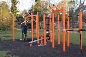 Přípravou dopadových ploch finišují pracovníci Správy sportovišť Kopřivnice instalaci nejen workoutového hřiště na ‘házeňáku’, ale také houpaček pro děti. FOTO: DAVID MACHÁČEK