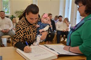 Před týdnem proběhlo poslední vítání občánků města v letošním roce. Celkem starosta přivítal 106 novorozených dětí. FOTO: DANA HOĎÁKOVÁ