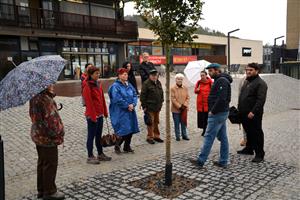 Účastníci Procházky s Habrem, která proběhla v poslední říjnový den, se dozvěděli, proč byly v centru vysázeny právě vybrané druhy okrasných rostlin. FOTO: DANA HOĎÁKOVÁ