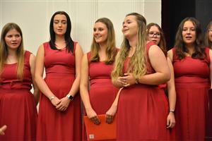 Andrea Novotná zpívá sólo ve skladbě Ave Maria Williama Gomeze při kopřivnickém koncertu Dívčího pěveckého sboru Kroměříž. FOTO: DAVID MACHÁČEK