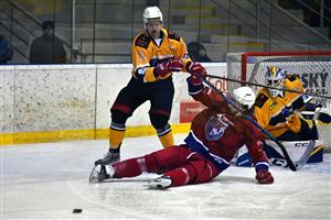 Hokejisté Kopřivnice odstartovali druhou čtvrtinu základní části výhrou ve Vyškově. O vítězný gól se postaral obránce Filip Hlaváč (vlevo). FOTO: MAREK HAVRAN