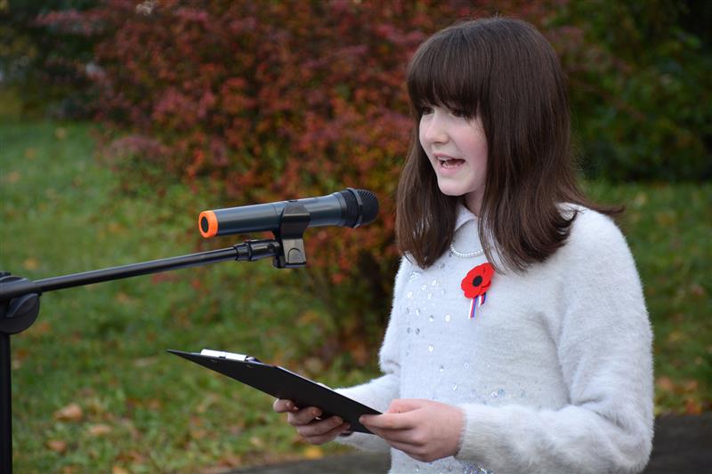 V závěru pietního aktu připraveného k připomenutí Dne veteránů zazněla v podání Sofie Pešové báseň Na flanderských polích a poté státní hymna. FOTO: DAVID MACHÁČEK