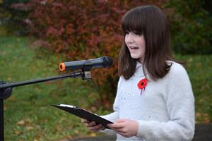 V závěru pietního aktu připraveného k připomenutí Dne veteránů zazněla v podání Sofie Pešové báseň Na flanderských polích a poté státní hymna. FOTO: DAVID MACHÁČEK