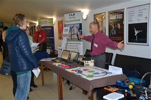 Zástupci středních škol zúčastněných na přehlídce Den tvojí kariéry vítali potenciální zájemce o studium s otevřenou náručí. FOTO: DAVID MACHÁČEK